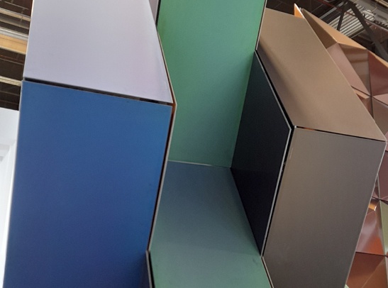 Farbige Solarmodule aus Deutschland auf dem Messestand in Madrid | ES
