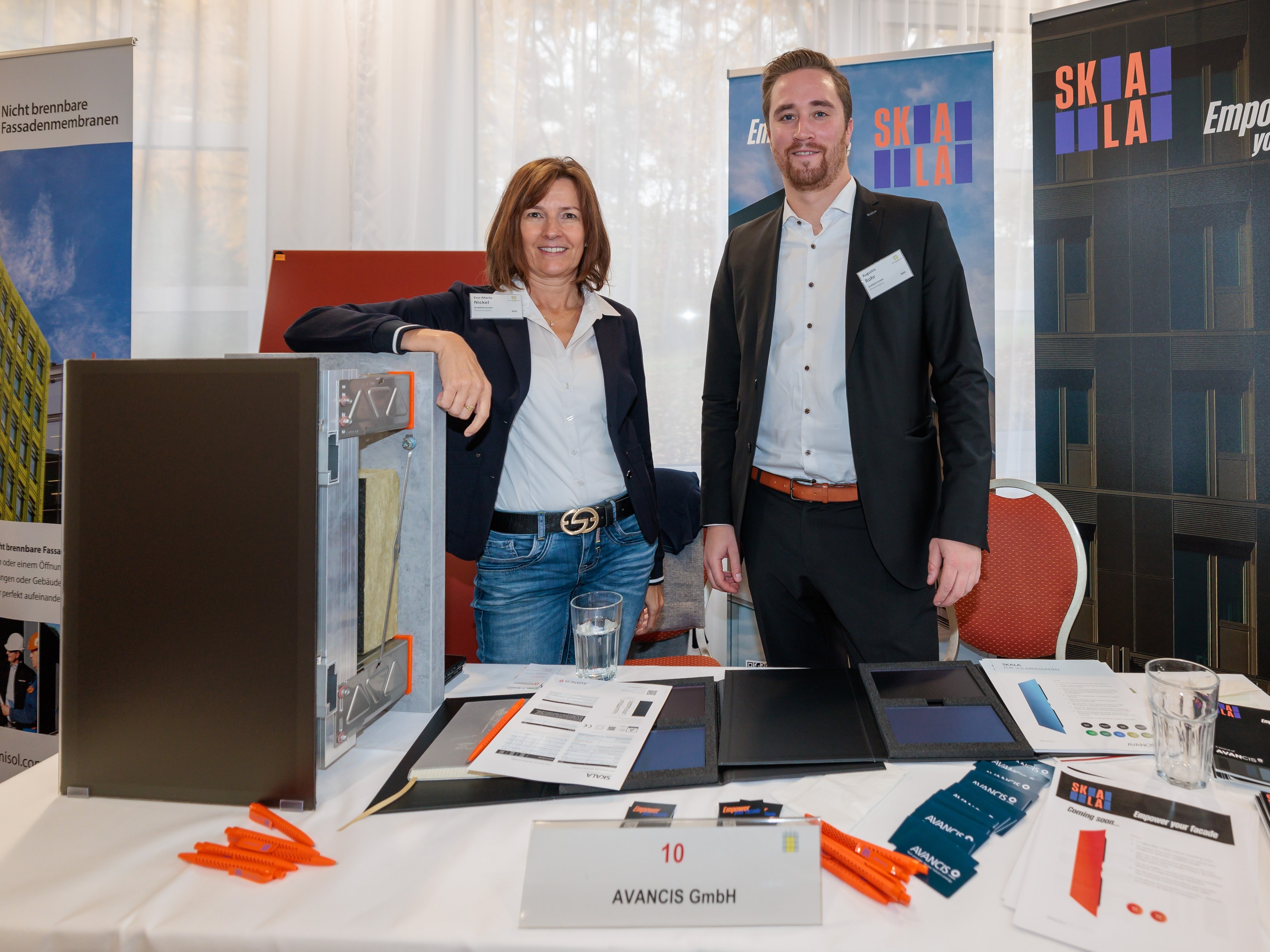 BIPV Experten präsentieren farbige Solarmodule aus Deutschland